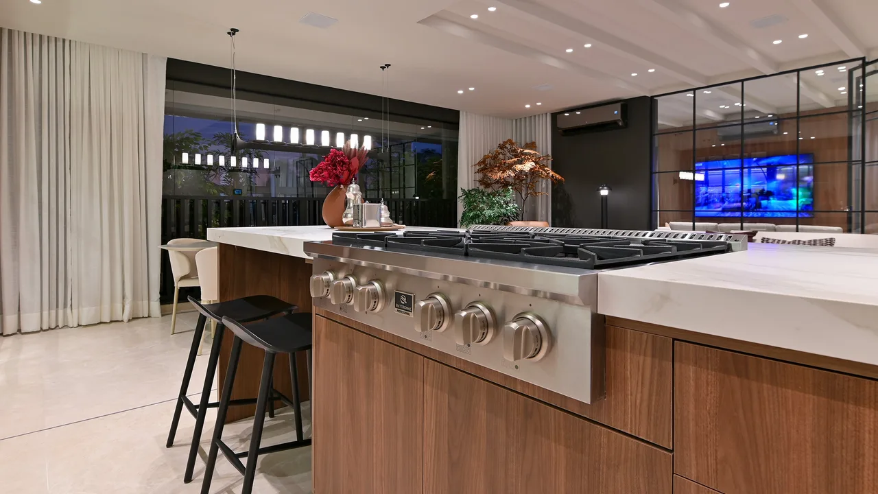 Cozinha integrada ao living.
