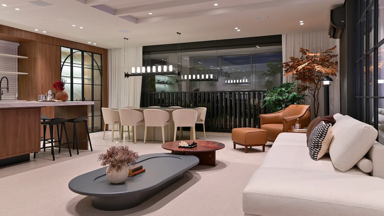 Living do apartamento decorado do Belgravia, com painéis de nogueira e esquadria preta.