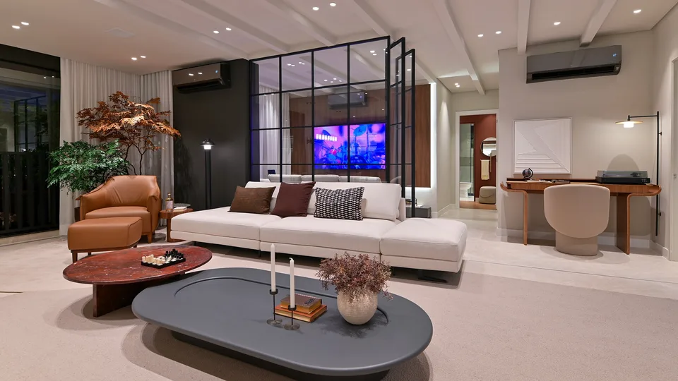 Living do decorado com divisória em esquadria preta.